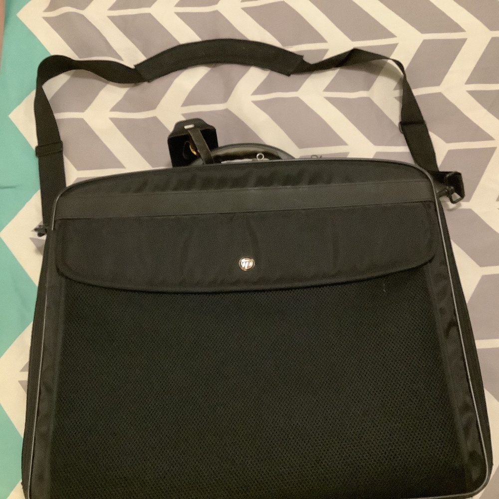 Large format laptop carry bag, with lots of space for accessories.